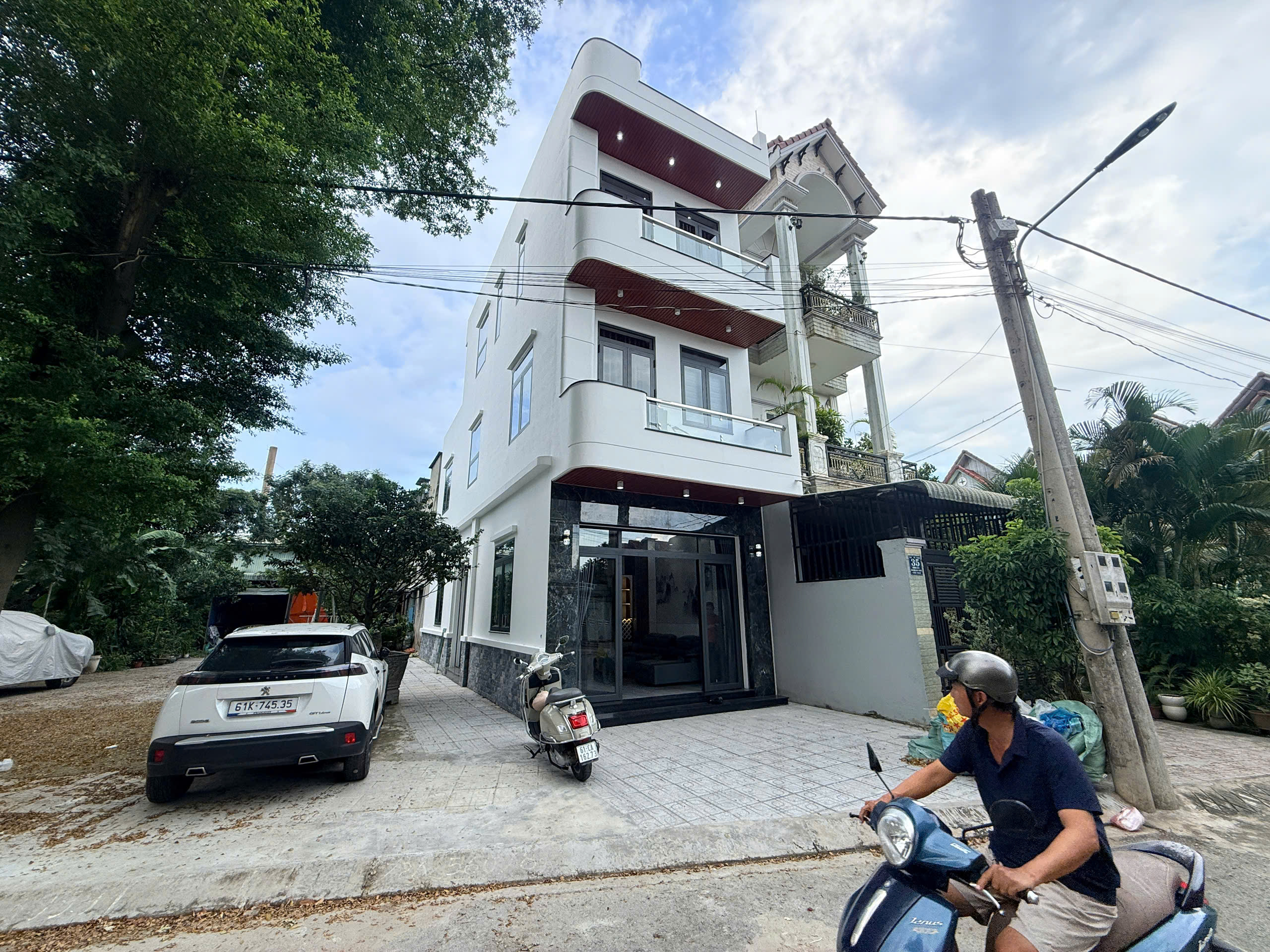 Bán Nhà 2 Mặt Tiền 1 Trệt 2 Lầu 4.5×16 Ngay Đối Diện Vincom Dĩ An