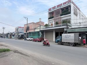 nhà mặt tiền kính nổi